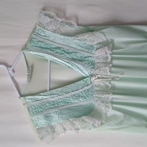 Vintage Danni New York ladies long full length nightgown.